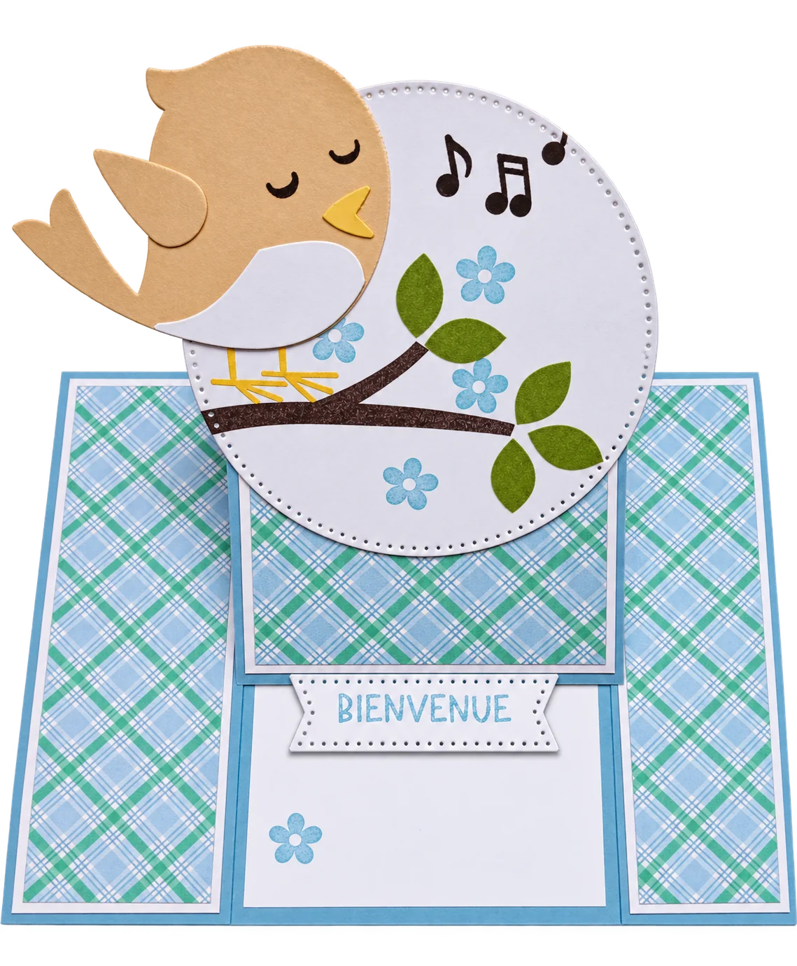 Carte de naissance faite main à motifs écossais bleus et verts, ornée d'un oiseau en papier qui chante sur une branche et d'une bannière « BIENVENUE ».