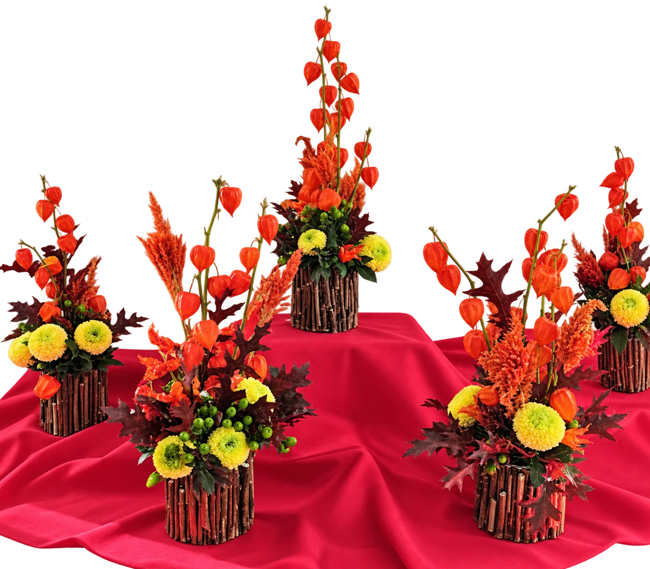 Plusieurs bouquets d'automne aux physalis orange, chrysanthèmes jaunes et feuillages rouges, présentés dans des vases habillés de bâtonnets de bois sur une nappe rouge.